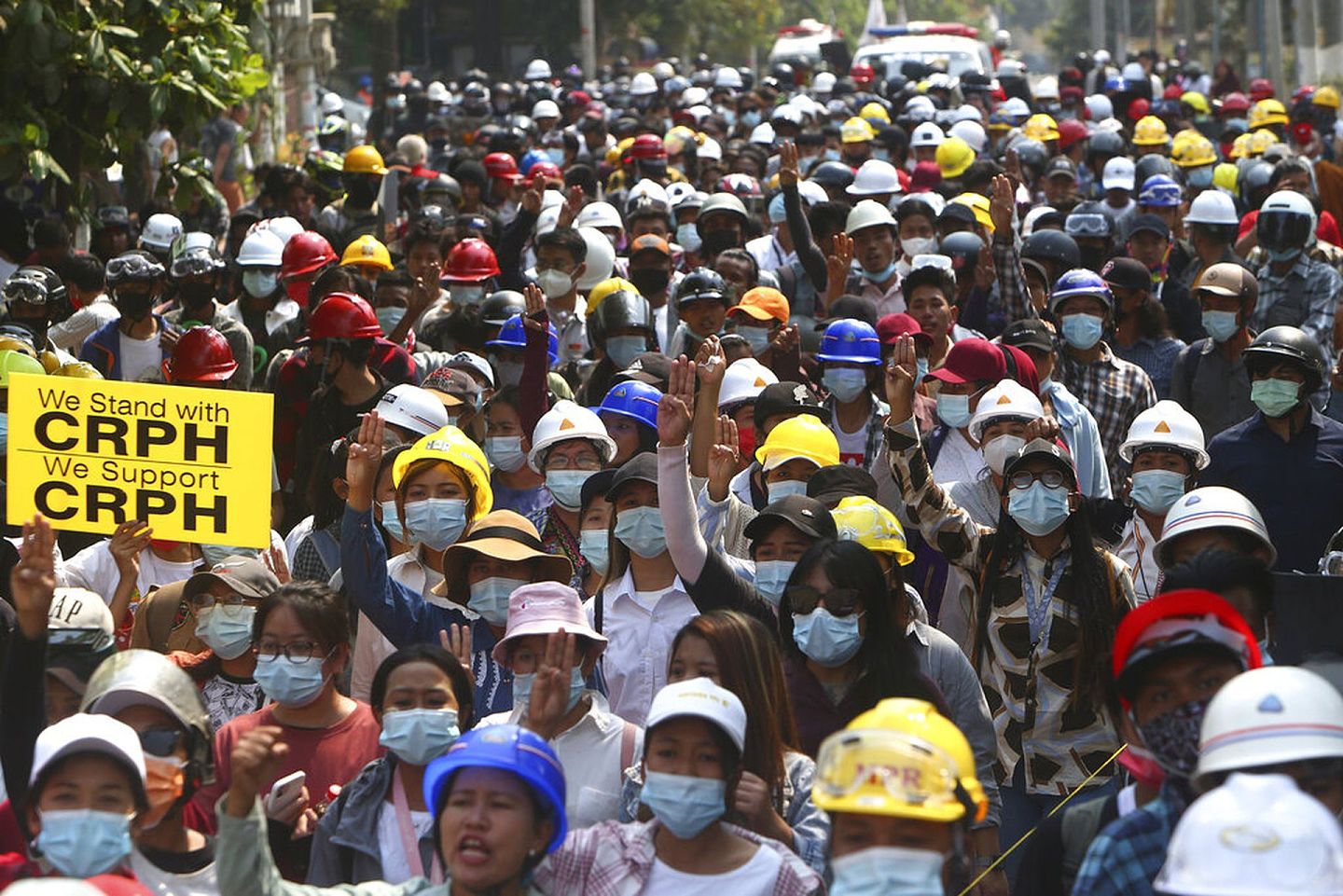 缅甸反政变示威：图为3月6日缅甸示威者在城市曼德勒出席抗议活动。（AP）
