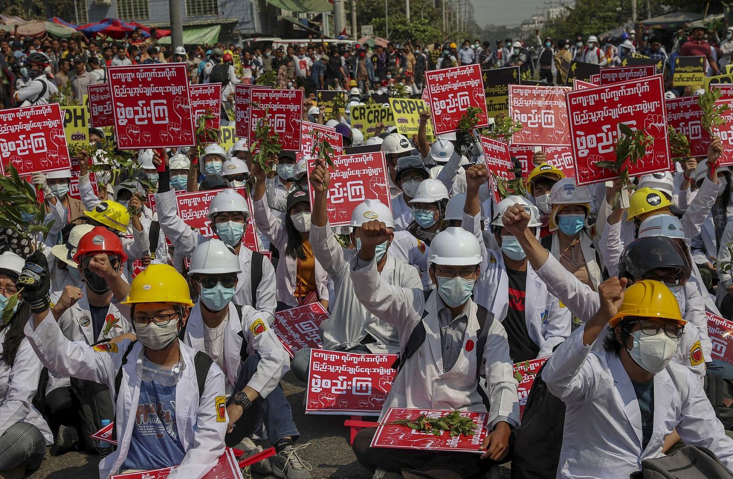 图为2021年3月4日，缅甸曼德勒有医学生参加反军事政变示威。（美联社）