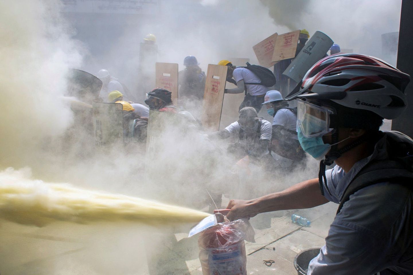 图为2月28日，缅甸反军政府示威者与防暴警察发生冲突。（Reuters）
