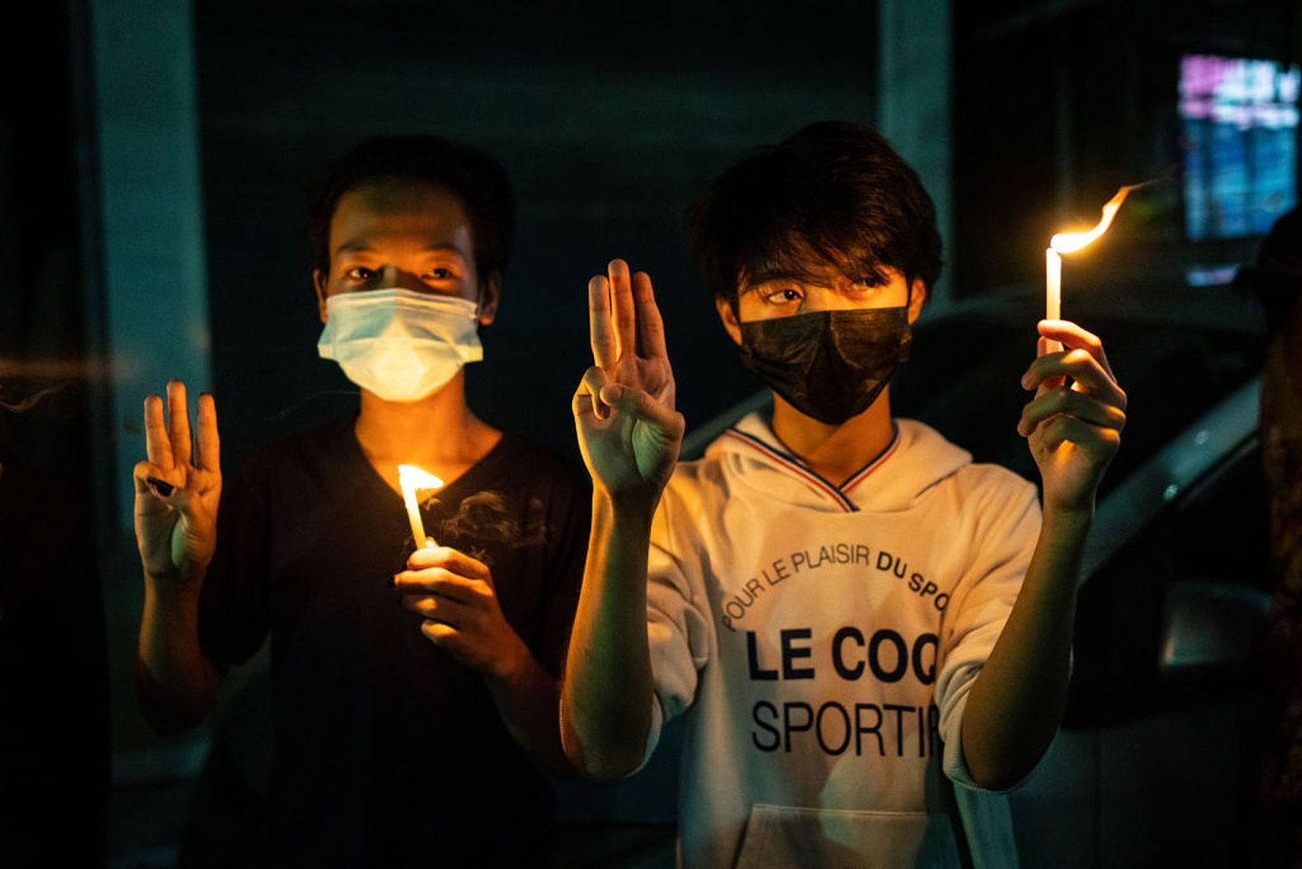缅甸政变：图为2月5日，民众在仰光一个市场手持蜡烛并举起三指手势。（Getty）