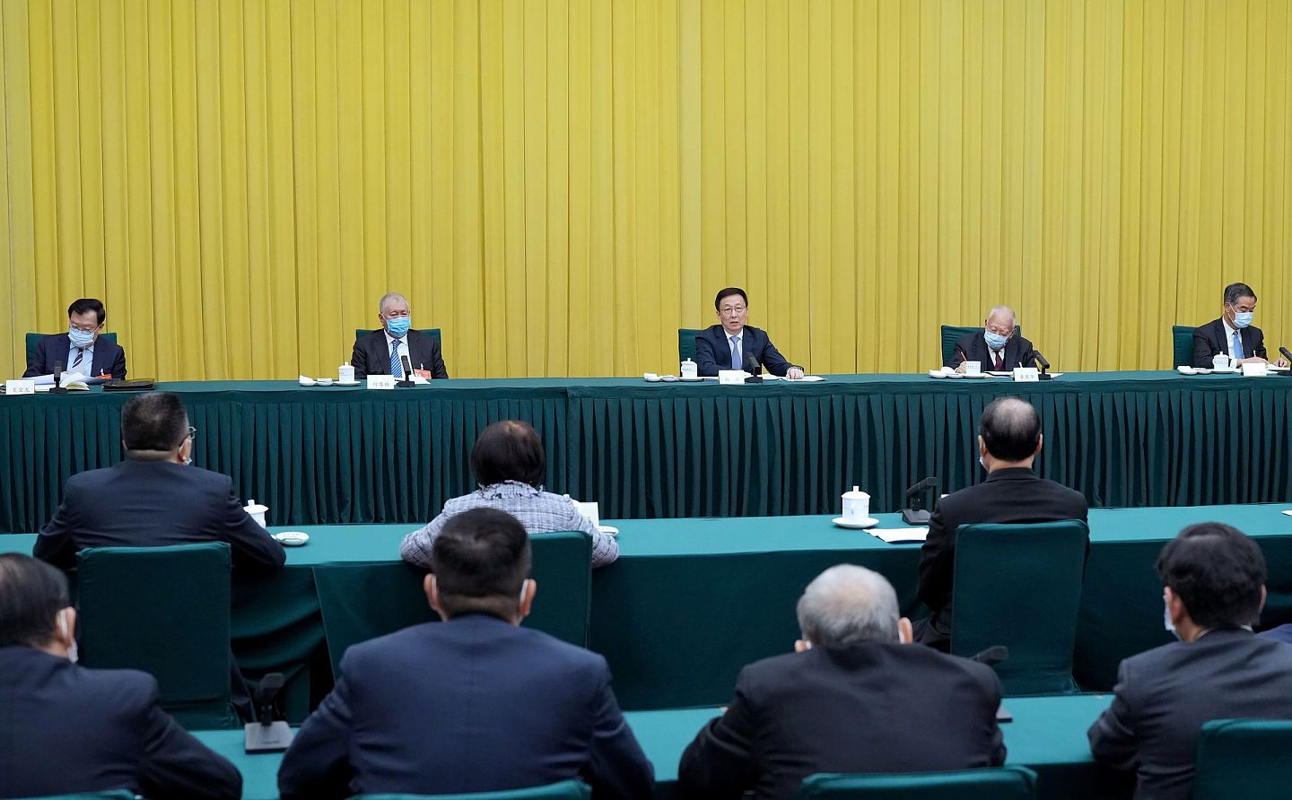 3月6日，中国国务院副总理韩正会见出席全国政协十三届四次会议的港澳地区政协委员并参加讨论。（新华社）