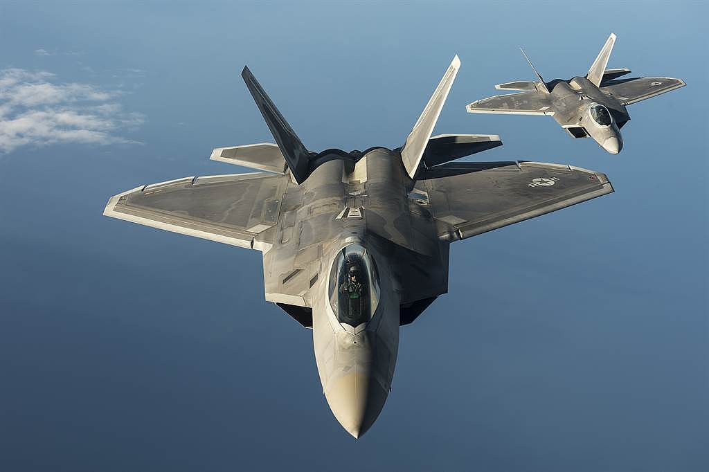 大陆学者指出，若北京对台动武，将正面杠上美国，恐面临「无法预测的代价」。图为美军F-22战机。（图/DVIDS）