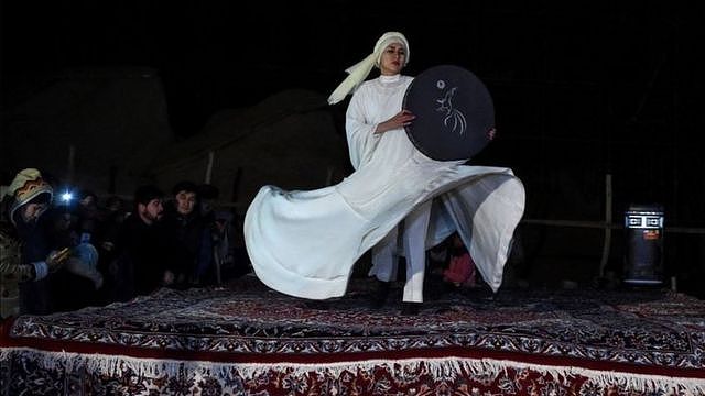 一名舞者在纪念仪式上表演。