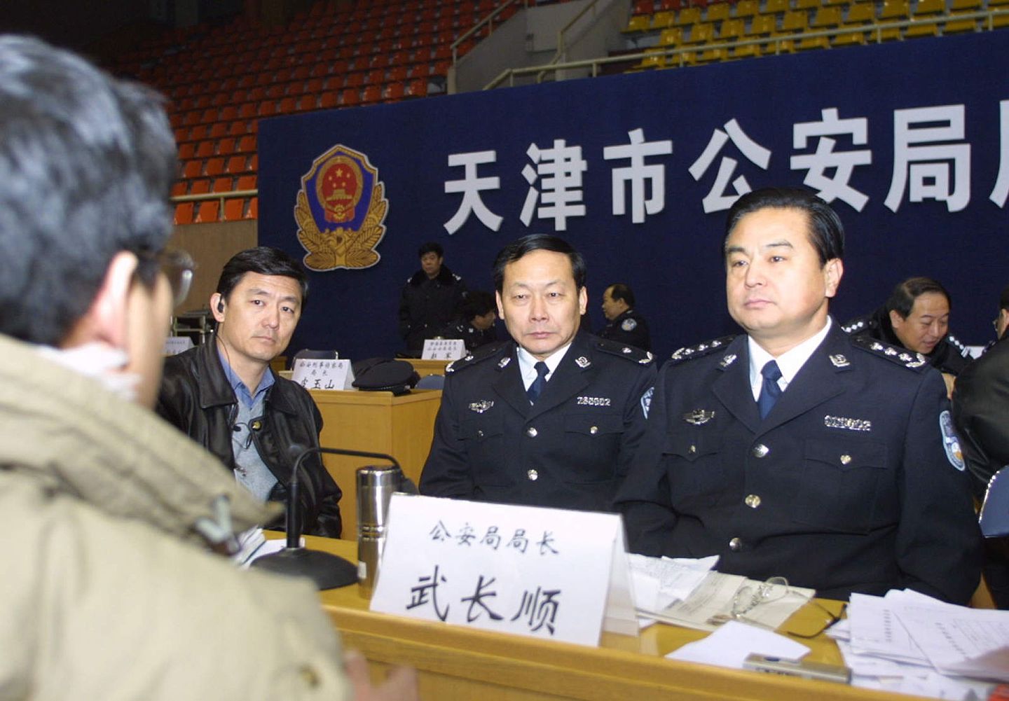 2003年12月20日，时任天津市公安局局长的武长顺现身和反映问题的群众面对面。（视觉中国）