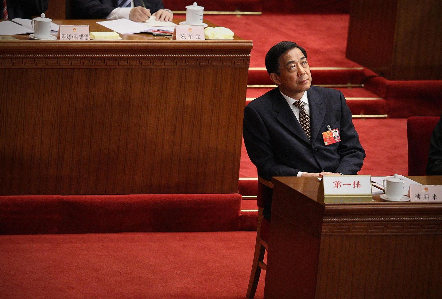 2012年3月5日，薄熙来出席中国两会。4月10日，薄熙来被宣布停止中共中央政治局委员及中央委员职。（视觉中国）