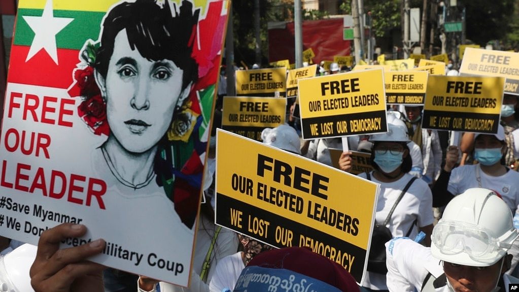 2021年3月5日，缅甸曼德勒的反政变抗议者。