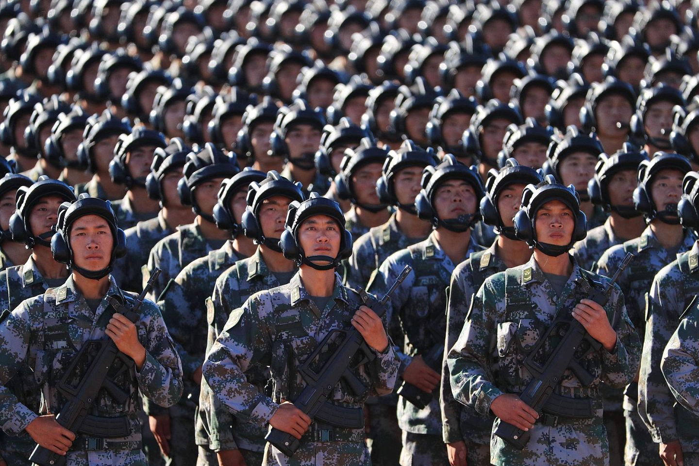 持续的军费投入，让中国的军事实力不断增强。图为2017年7月30日，在位于内蒙古的朱日和训练基地举行的庆祝中共建军90周年阅兵。（新华社）