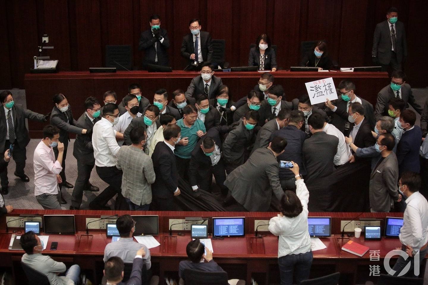 立法會深陷「建制VS泛民」的二元對立困局，有時甚至淪為肢體衝突的場所，議員們拿不出像樣的政綱，香港人也看不到未來的發展。（資料圖片）