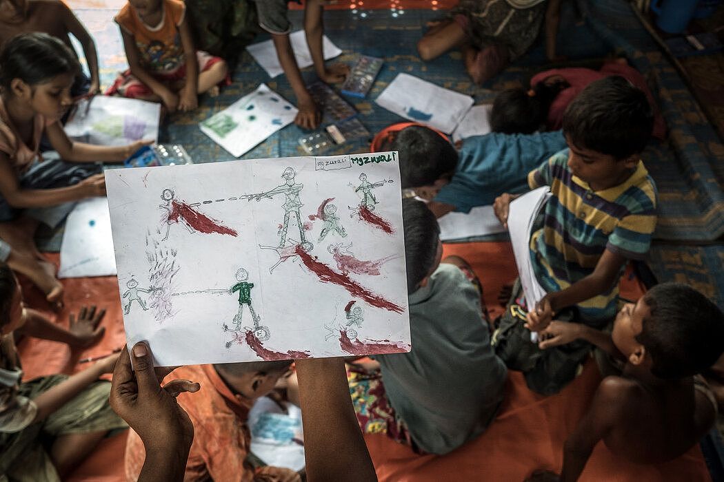 2017年，一名罗兴亚男孩在孟加拉国的一个难民营描绘了暴行的画面。缅甸军队将数十万罗兴亚人赶出边境。