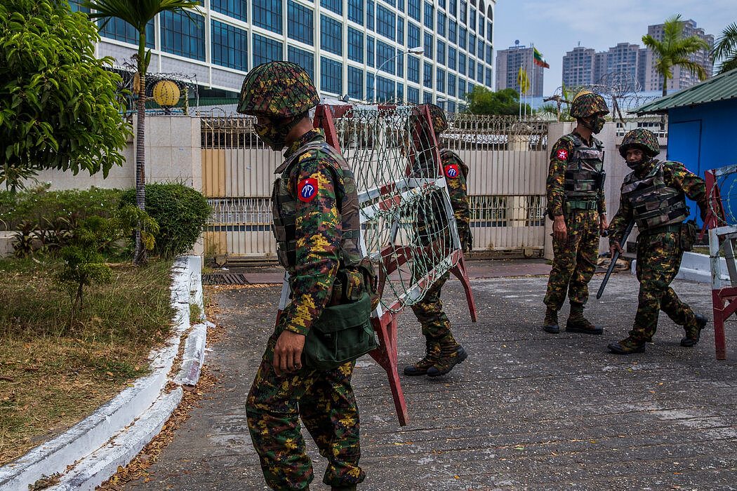 在上个月的一次抗议中，士兵们在仰光设置了路障。