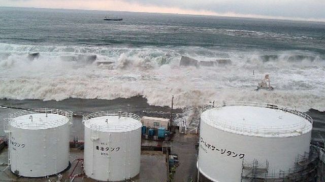 海啸越过海堤击中了核电站。