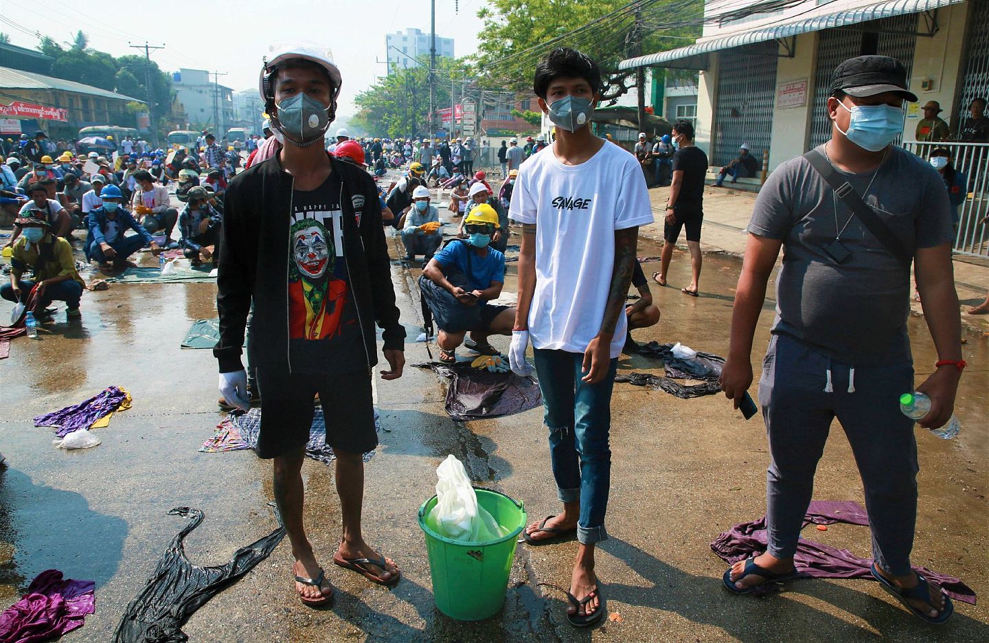 3月6日，缅甸仰光举行的一次示威活动中，反政变抗议者准备用水和湿布来帮助扑灭催泪瓦斯罐。 (AP )