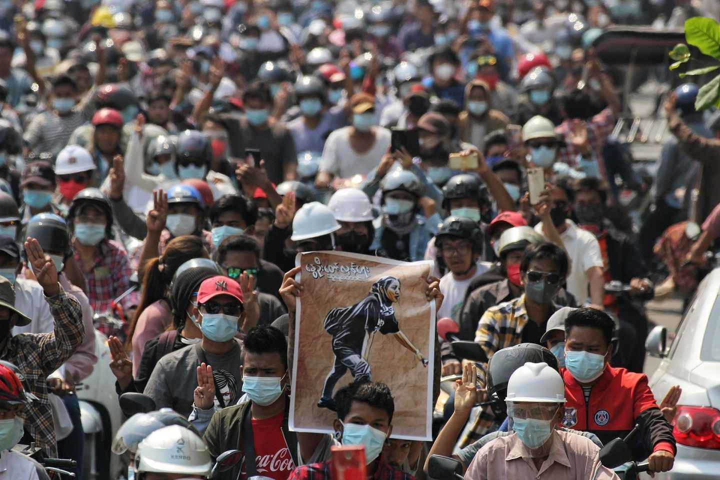 邓家希死后，缅甸在第二大城市曼德勒，民众上街悼念邓家希。（Reuters）