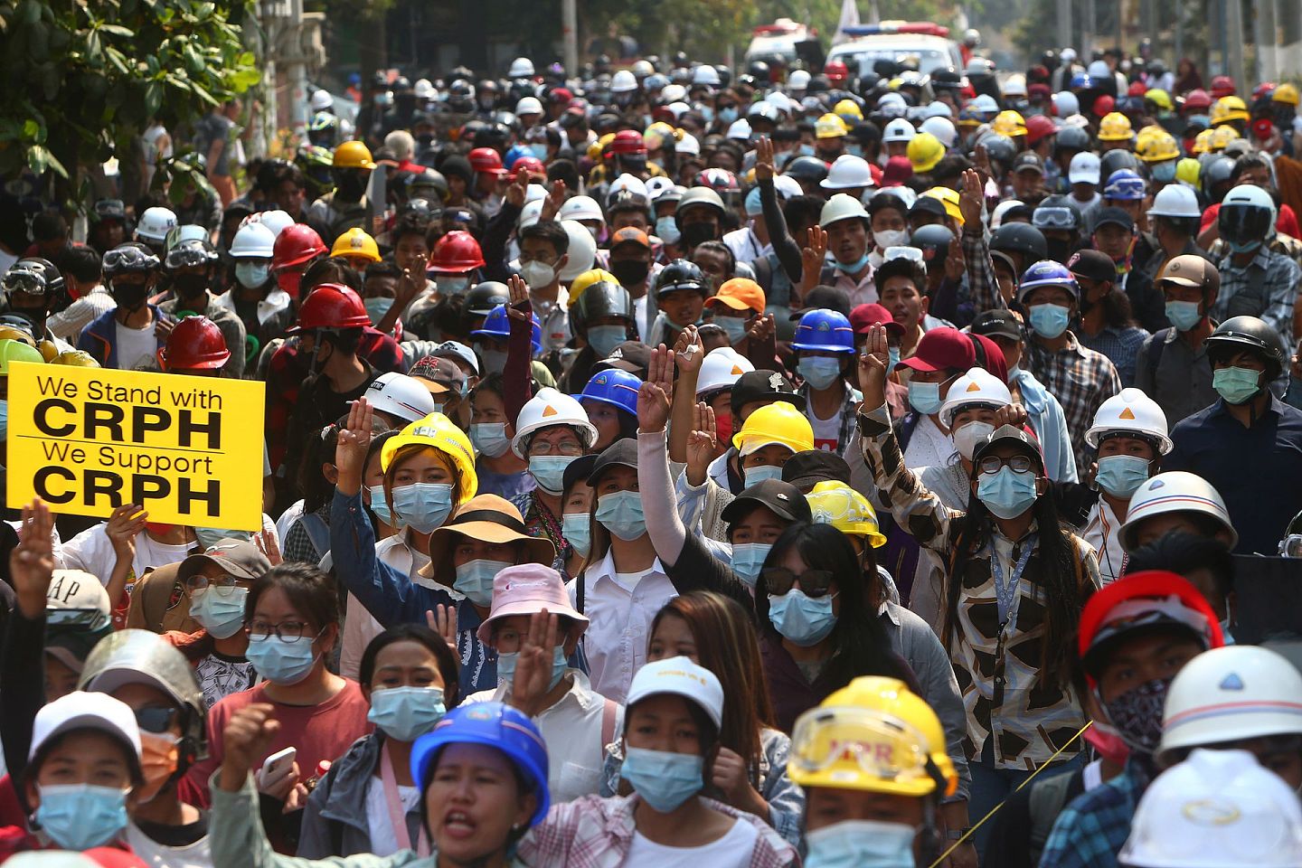 缅甸许多城镇每天都有大规模抗议集会，缅甸军方使用的镇压手段也越来越激烈，甚至动用了致命武器。(AP Photo)