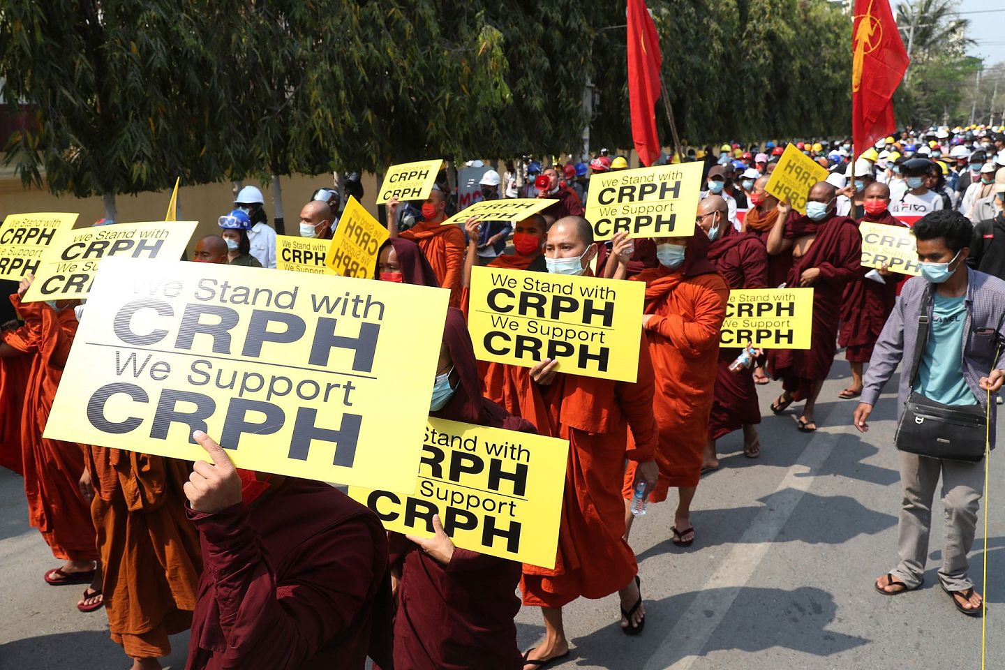 僧侣在缅甸曼德勒举行的反政变抗议活动中游行时高举流亡政府新组建的组织”CRPH“以示声援。(AP )