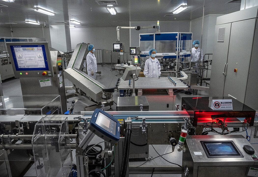 北京国药控股实验室的包装区，该实验室生产Covid-19疫苗。在某种程度上，新技术战略重塑了中国之前的“中国制造2025”计划。