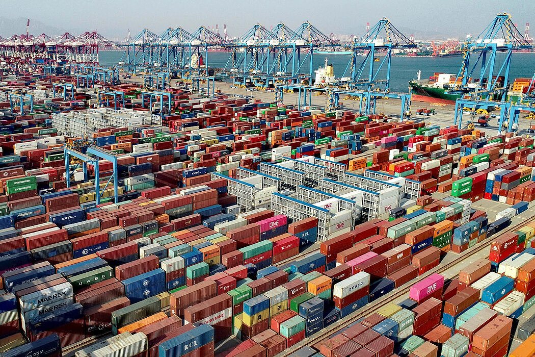 东部省份山东青岛的一个集装箱港口。中国希望加强与主要经济体的联系在一起，以削弱美国孤立北京的努力。