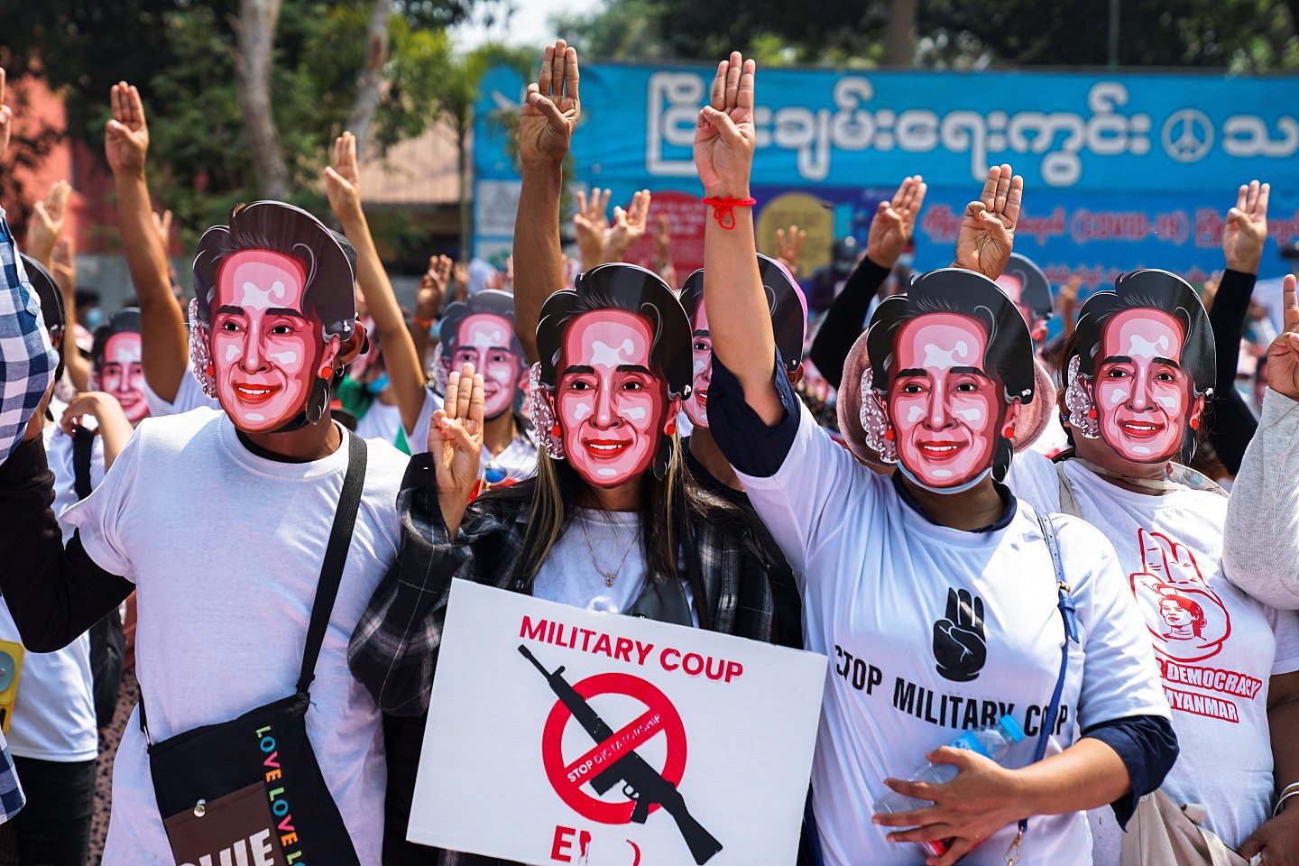 ▲▼缅示威者穿戴翁山苏姬面具，反抗独裁政府，并要求释放民主领袖。 （图／路透）