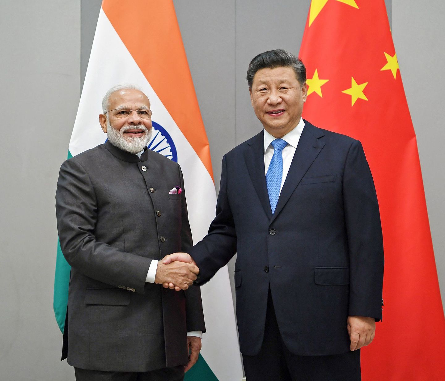 中印军队在边境部分地区脱离接触后，两国关系有所缓和。图为2019年11月13日，中国国家主席习近平（右）在巴西利亚会见印度总理莫迪（Narendra Modi）。（新华社）