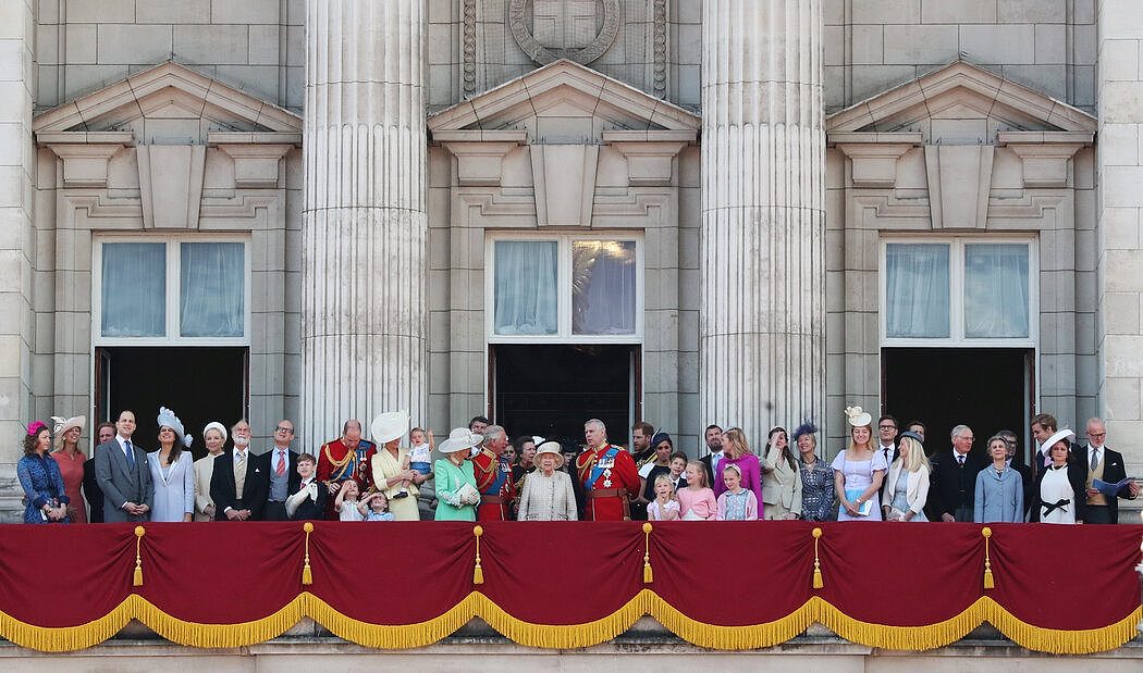 2019年6月8日，在军旗敬礼分列式上，英国女王伊丽莎白二世和其他英国王室成员站在白金汉宫的阳台上。