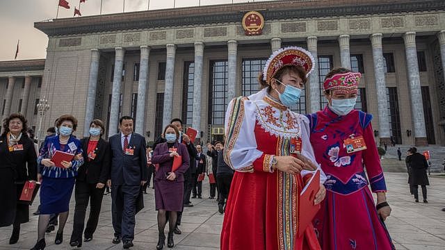 几位身穿民族服装的中国人大女代表走出北京人民大会堂（11/3/2021）