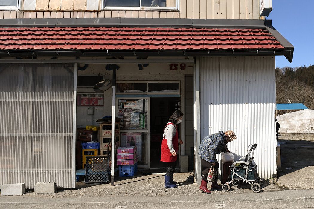 西会津町的一家小杂货店。这里约半数人口年龄在65岁以上。