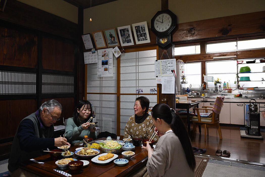 津川里奈与祖父母和母亲在她从小长大的杉山房子里吃午饭。