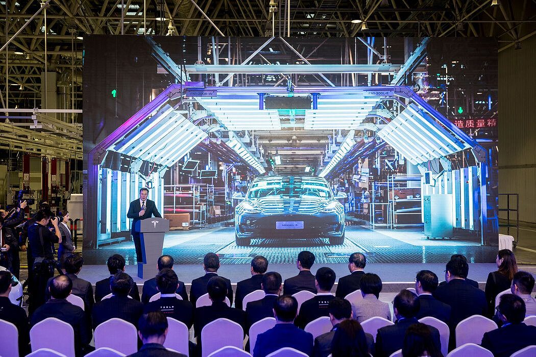 2020年1月，伊隆·马斯克在特斯拉上海工厂生产的首批特斯拉Model 3的交付仪式上。