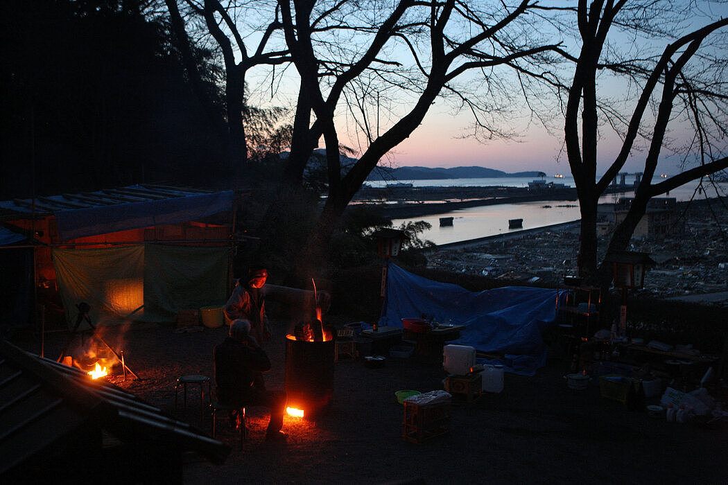 2011年4月。地震后的几个月里，15名幸存的村民生活在没有电和自来水的房屋废墟中。