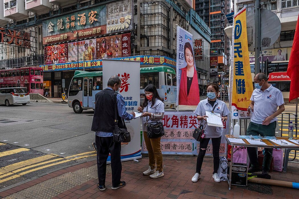 亲北京的活动人士周四在香港对选举制度改革表示支持。   