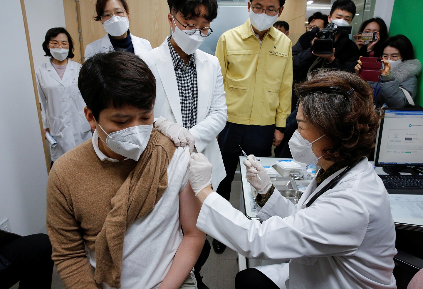 ▲▼南韩一名男子接种AZ疫苗后，四肢无力、脚踝发痛，甚至无打行走。 （图／路透社）