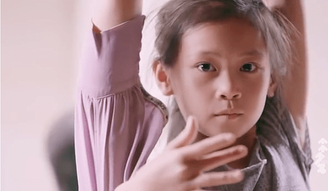 云南9岁女孩在猪肉店跳芭蕾舞，上亿网友为她疯狂刷屏