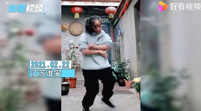 云南9岁女孩在猪肉店跳芭蕾舞，上亿网友为她疯狂刷屏