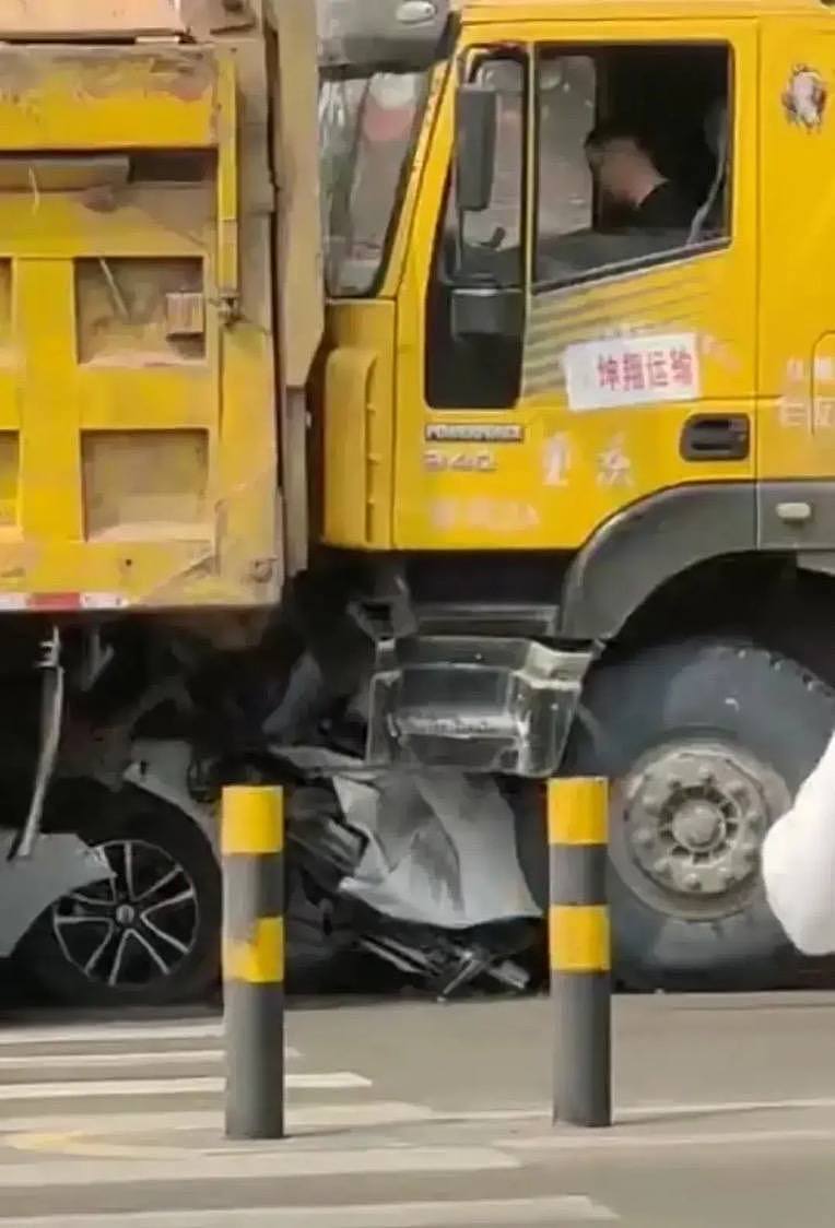 重庆一小车遭2卡车挤压，直接变铁饼，女司机尸体受损严重