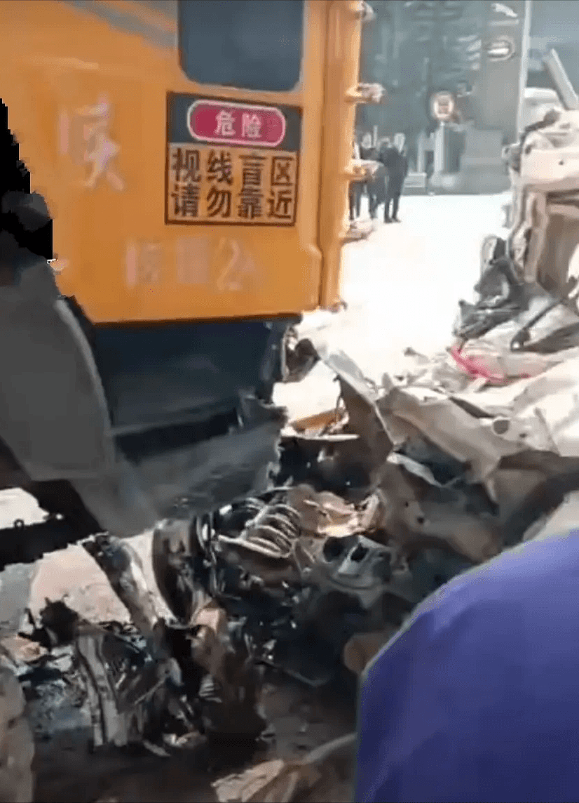 重庆一小车遭2卡车挤压，直接变铁饼，女司机尸体受损严重