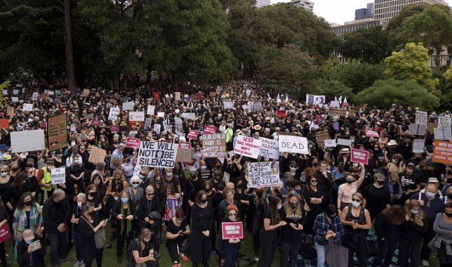 参与者超10万！澳洲各地举行大规模游行示威，维护女权，声援“强奸门”丑闻女主（视频/组图） - 2