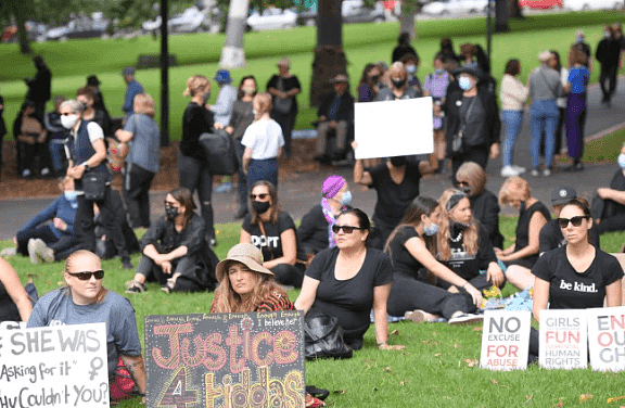 参与者超10万！澳洲各地举行大规模游行示威，维护女权，声援“强奸门”丑闻女主（视频/组图） - 4