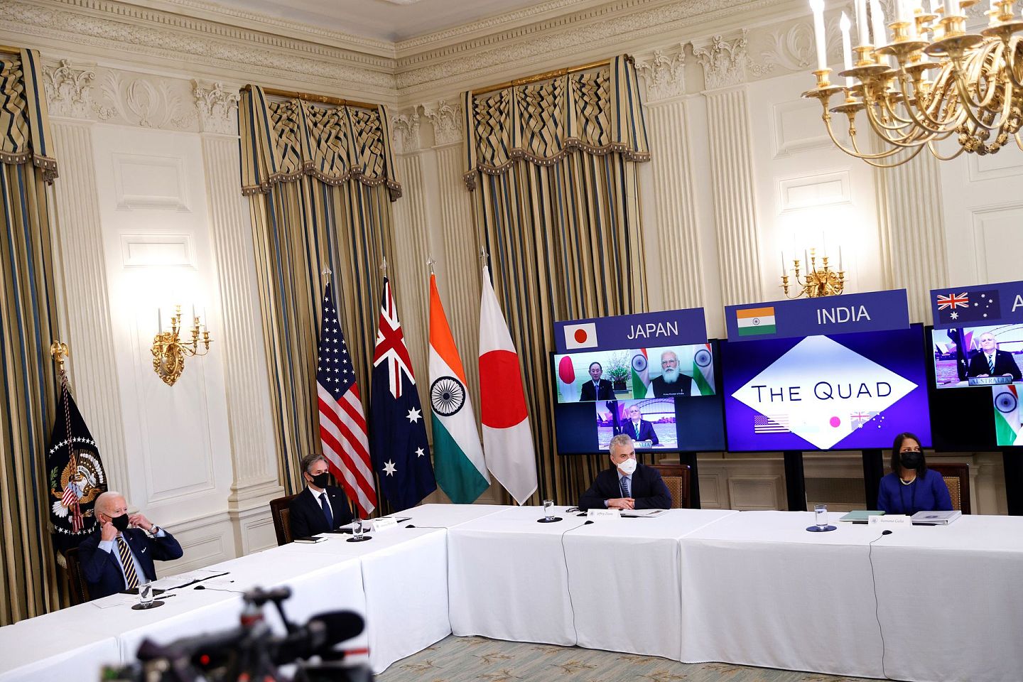 2021年3月12日，美国总统拜登（Joe Biden，左）在白宫出席四方安全对话视频峰会，布林肯（左二）在旁倾听。（Reuters）
