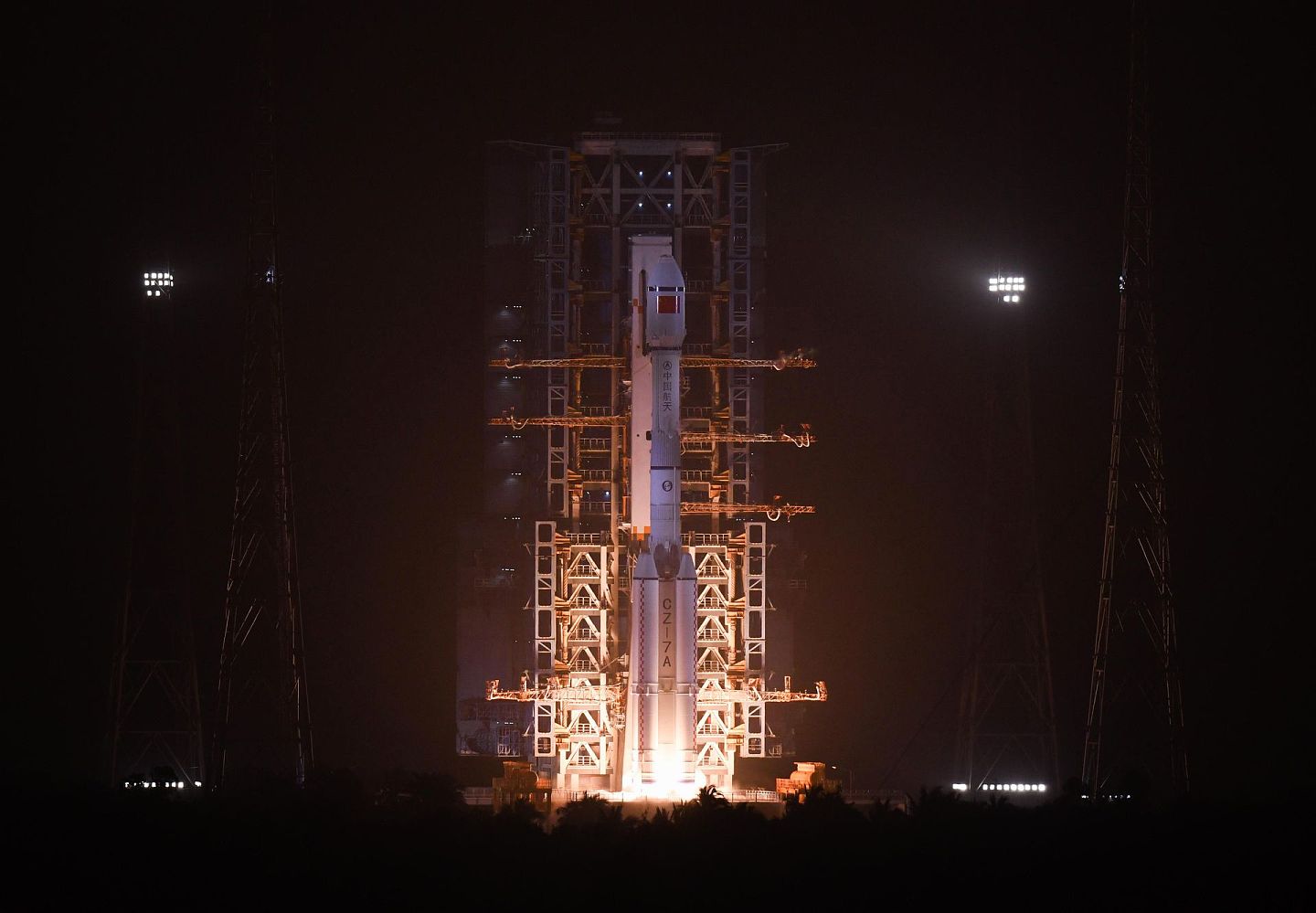2021年3月12日，长征七号改遥二运载火箭在海南文昌航天发射场成功发射。（新华社）