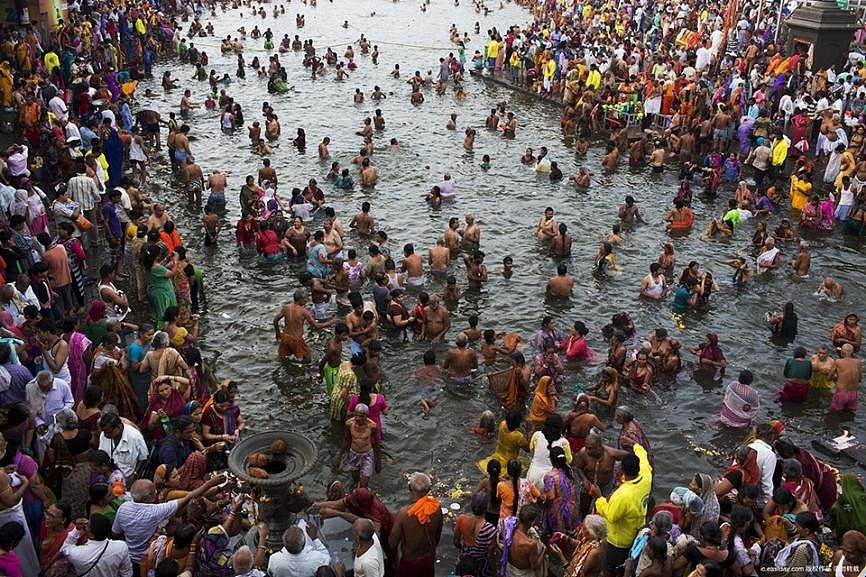 数百万印度人不怕新冠，抢着去恒河沐浴，看见尸体排泄物也不嫌弃