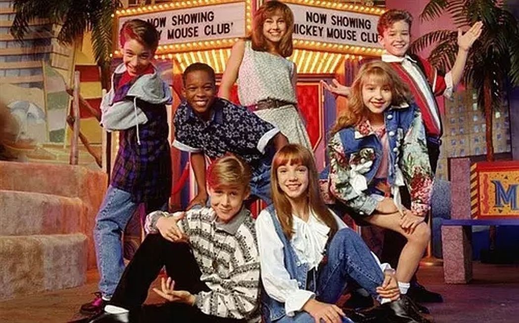 由迪士尼推出的选秀节目「米老鼠俱乐部」在90年代培育出无数童星：布兰妮当时与莱恩...