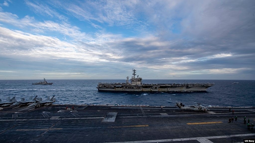 美军罗斯福号航母(USS Theodore Roosevelt) 与尼米兹号(USS Nimitz)航母2021年2月9日在南中国海举行双航母联演（美国海军照片）