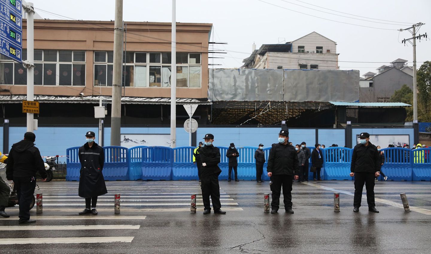 2021年1月31日，中国工作人员在武汉市华南海鲜批发市场外进行警戒。（Reuters）