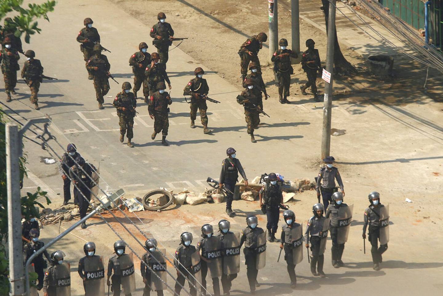 在軍警列陣發射催淚彈和槍彈的打擊下，只有盾牌和口罩的示威者毫無招架之力。（美聯社）