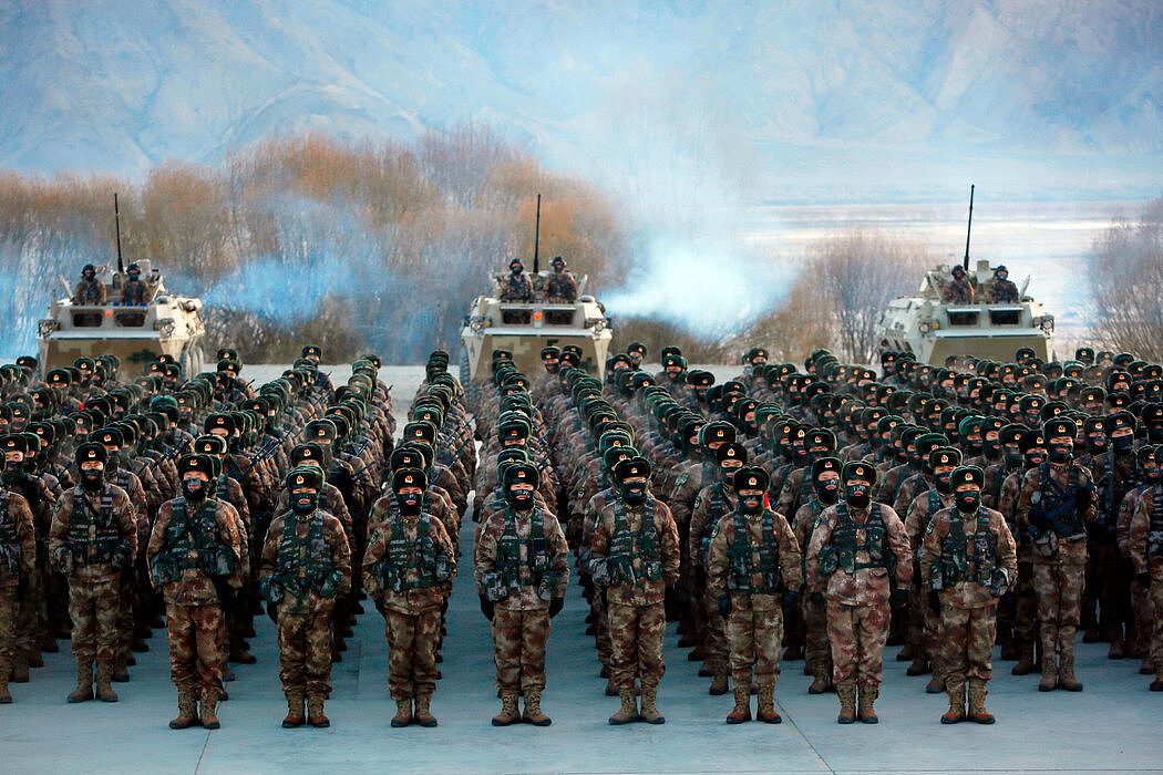 去年1月，中国人民解放军士兵在中国新疆地区。中国说，美国无权干涉中国的内政，比如中国对待新疆维吾尔族的方式。