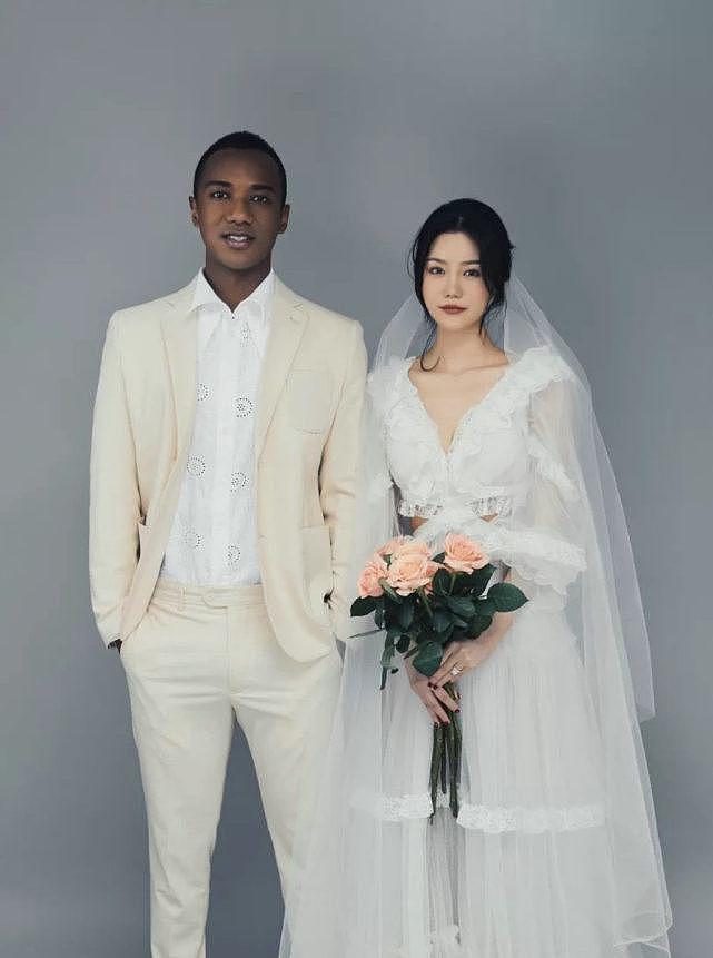 非裔混血球员与中国美艳娇妻大婚，“黑白配”引热议！网友：看到婚车和新娘，我酸了（组图） - 1