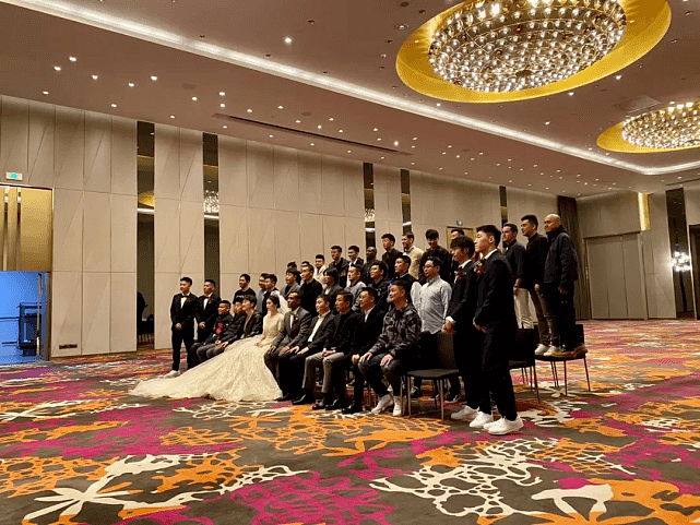 非裔混血球员与中国美艳娇妻大婚，“黑白配”引热议！网友：看到婚车和新娘，我酸了（组图） - 4