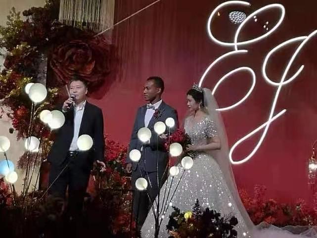 非裔混血球员与中国美艳娇妻大婚，“黑白配”引热议！网友：看到婚车和新娘，我酸了（组图） - 6
