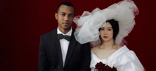 非裔混血球员与中国美艳娇妻大婚，“黑白配”引热议！网友：看到婚车和新娘，我酸了（组图） - 21