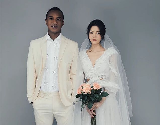非裔混血球员与中国美艳娇妻大婚，“黑白配”引热议！网友：看到婚车和新娘，我酸了（组图） - 23